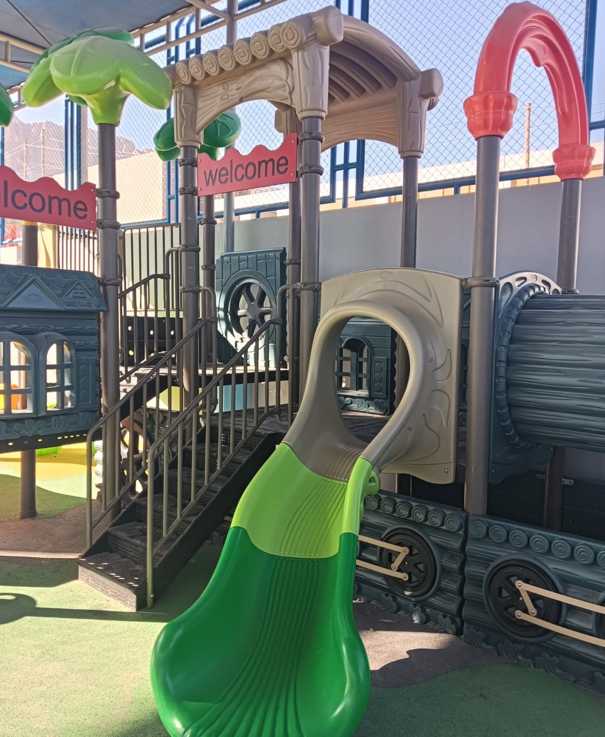 Losetas modulares de caucho reciclado en área de juegos infantiles con colores vivos